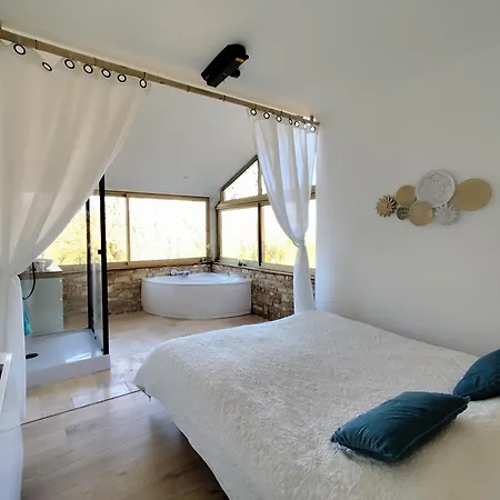 Piscine Intérieure Et Forêt * Saint-Alexandre